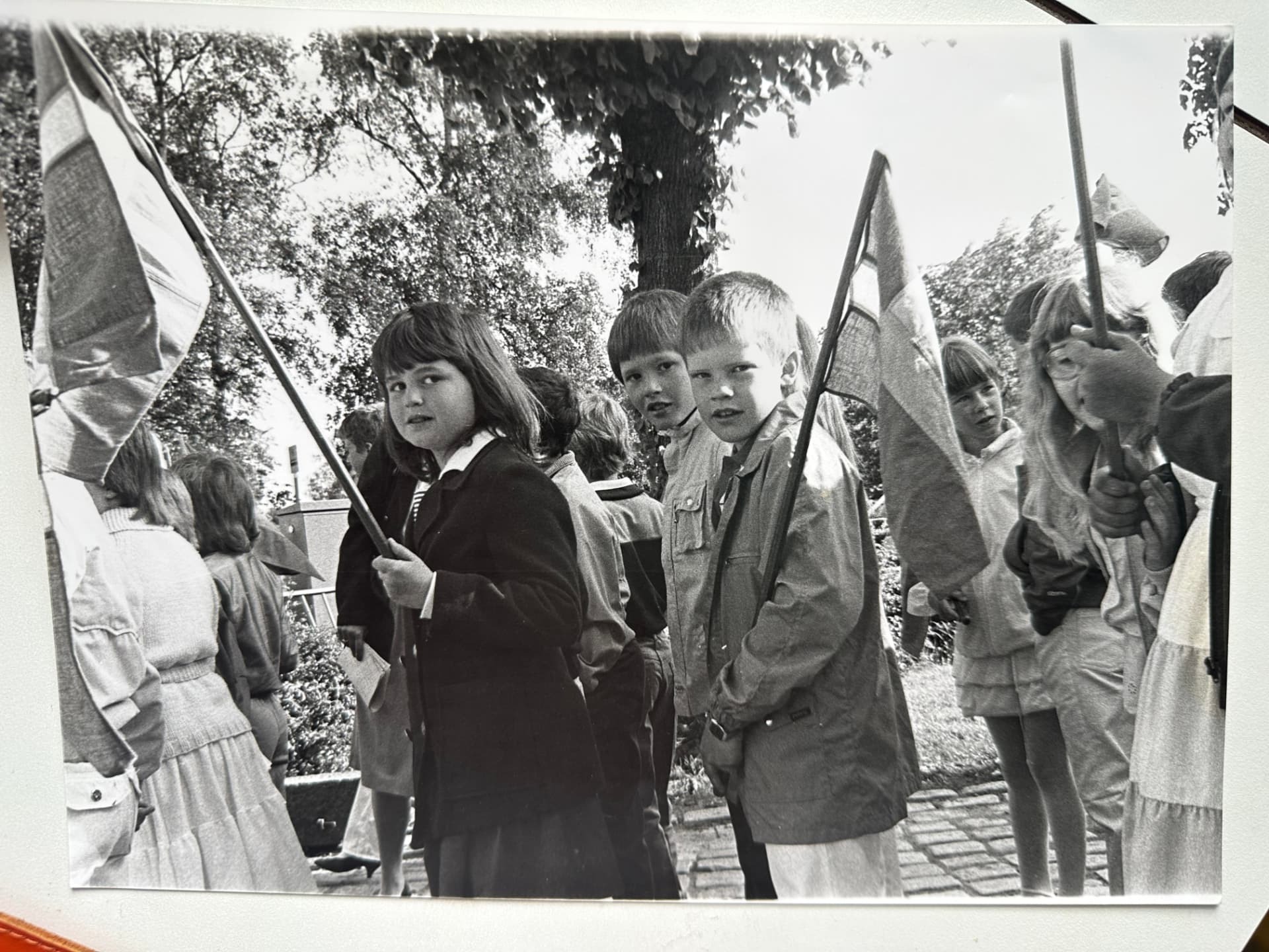 Silvia vid en skolavslutning 1983, stående bland andra barn med svensk flagga.